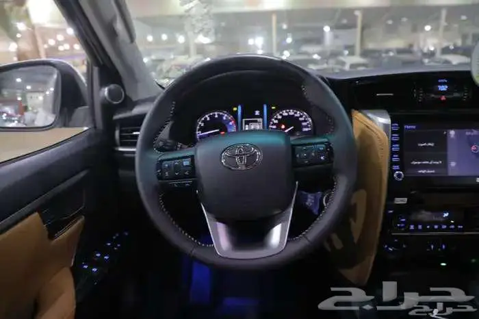 تويوتا فورتشنر VX3 بنزين 2025 10