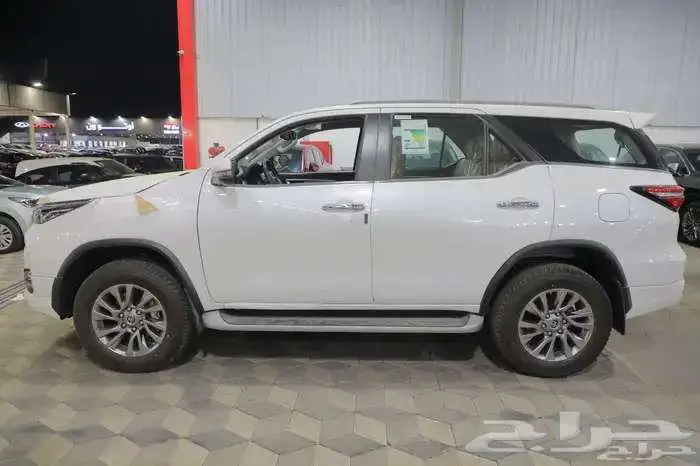 تويوتا فورتشنر VX3 بنزين 2025 12