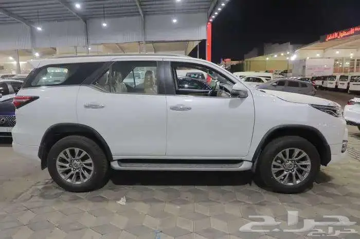 تويوتا فورتشنر VX3 بنزين 2025 16