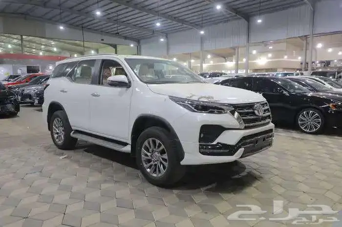 تويوتا فورتشنر VX3 بنزين 2025 14