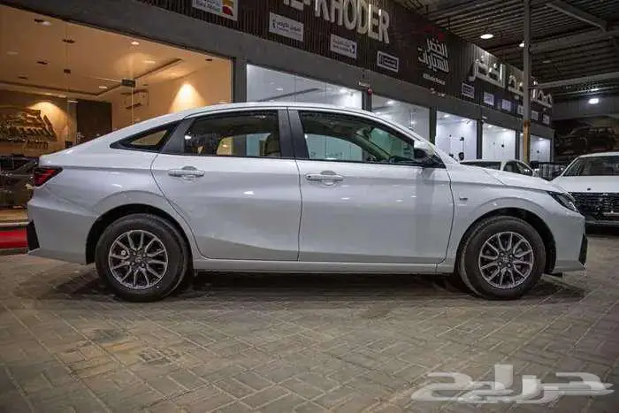 تويوتا يارس y بنزين 2026 3