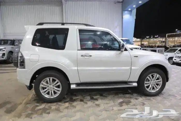 ميتسوبيشي باجيرو فل كامل فتحة سقف جلد موديل 2017 4