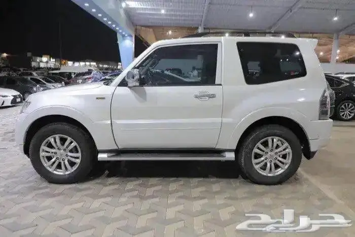 ميتسوبيشي باجيرو فل كامل فتحة سقف جلد موديل 2017 3