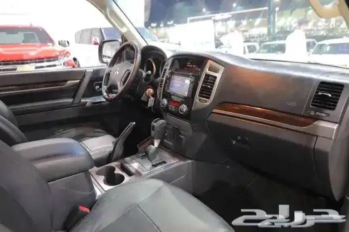 ميتسوبيشي باجيرو فل كامل فتحة سقف جلد موديل 2017 11