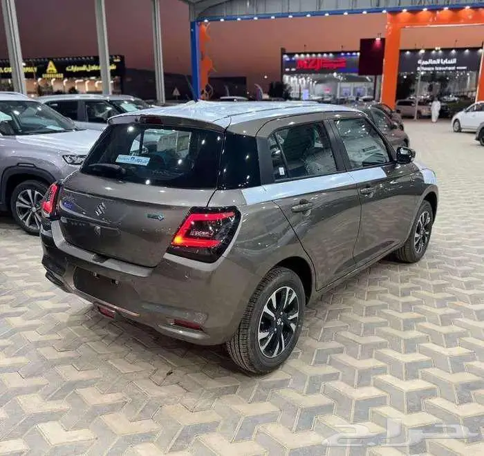 سوزوكي سويفت GLX فل 2025 اصفار 4