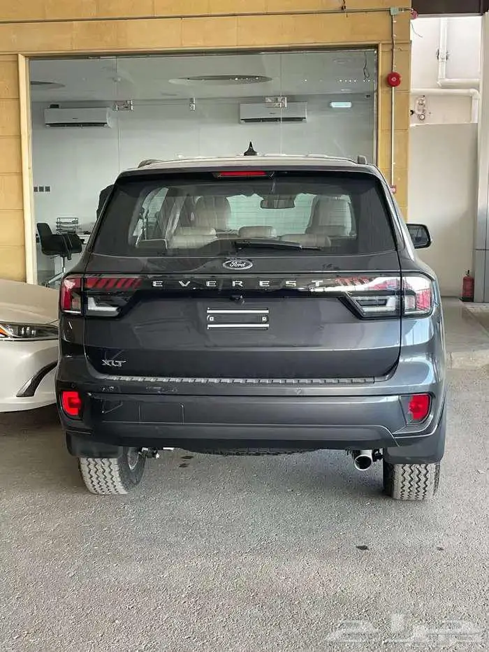 فورد ايفريست XLT نص فل بنزين 2025 متوفر جميع الالون 4