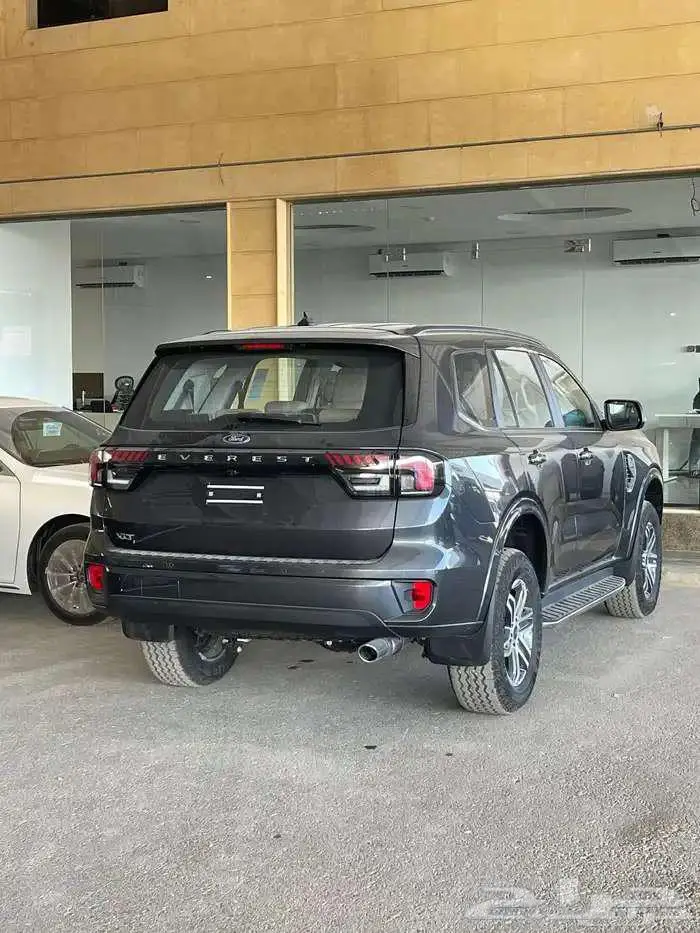 فورد ايفريست XLT نص فل بنزين 2025 متوفر جميع الالون 3