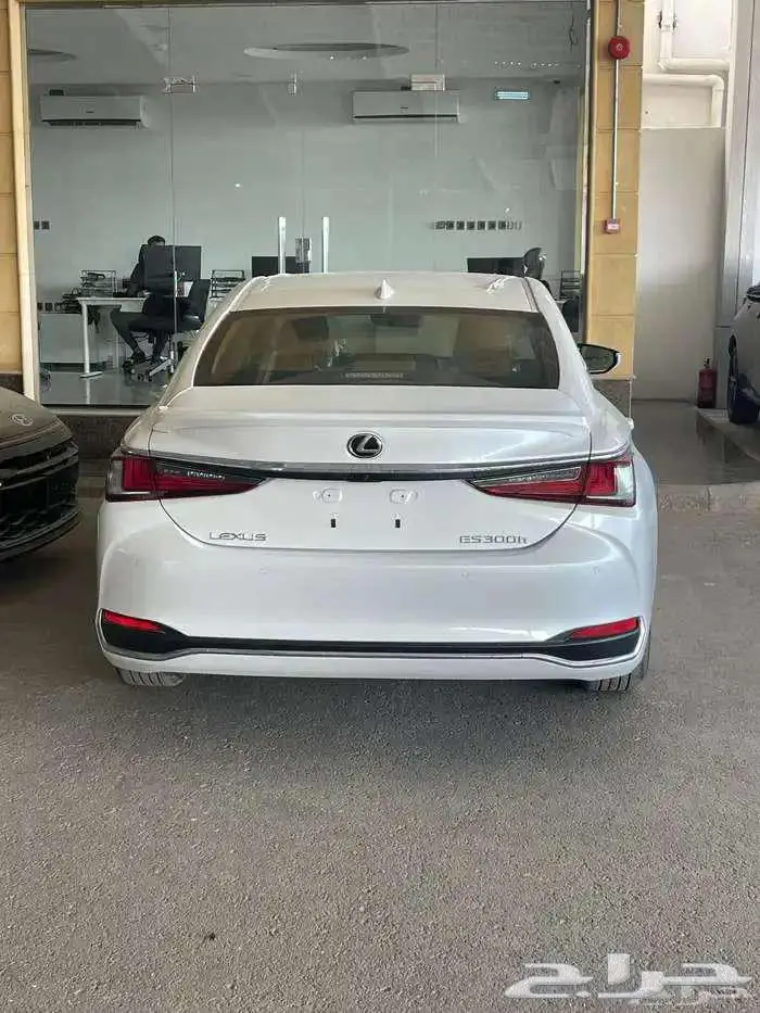 لكزس ES 300 فئة AH هايبرد خليجي 2025 متوفر الحسن 3