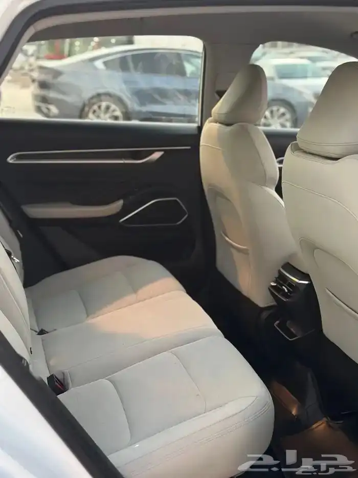 جيلي امجراند 2023 10