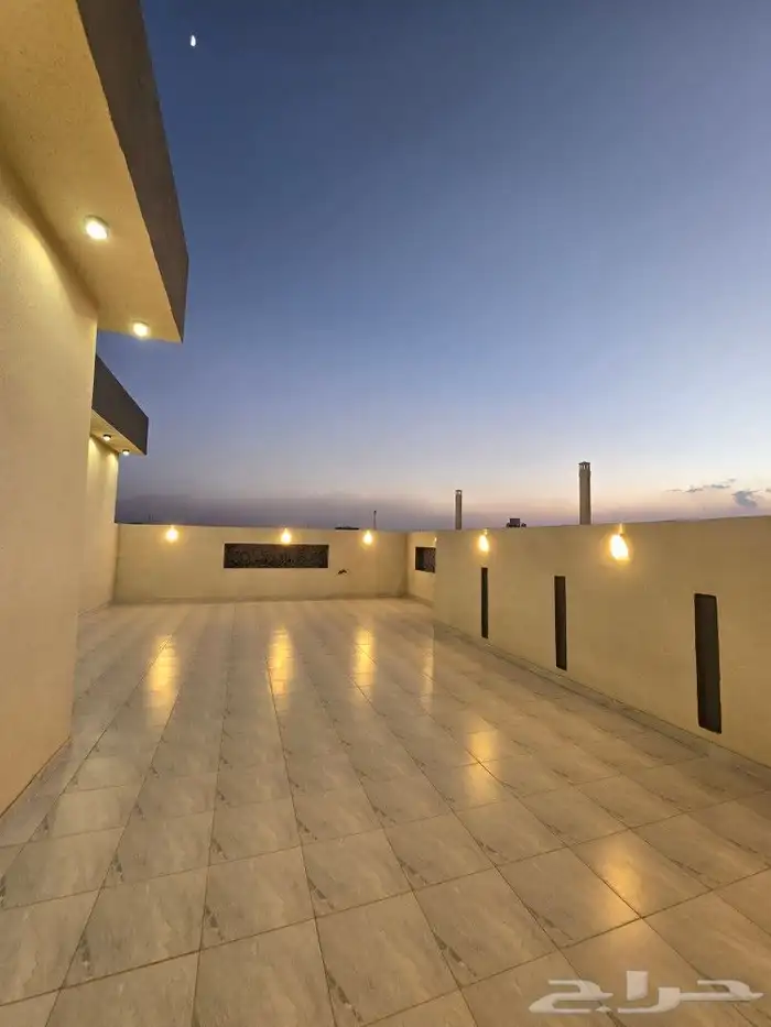 للبيع روف علوى مع ملحق حوش ومدخل سياره 9غرفVIPطريق الثمانين 39