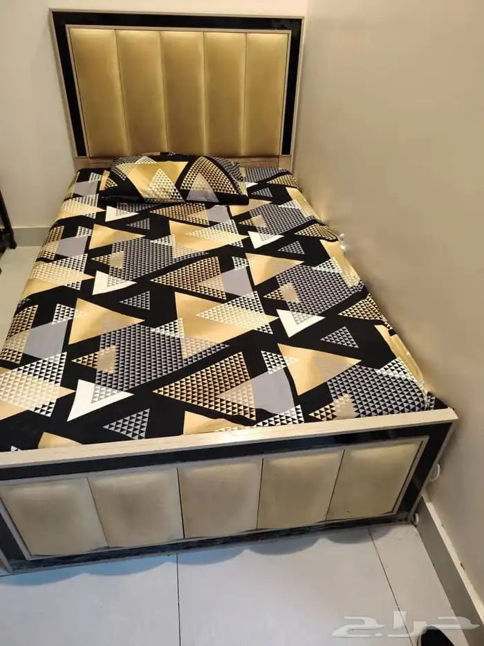 2 اسره نفر ونص مع مراتب ودولاب سحاب وطاولة تلفزيون 0