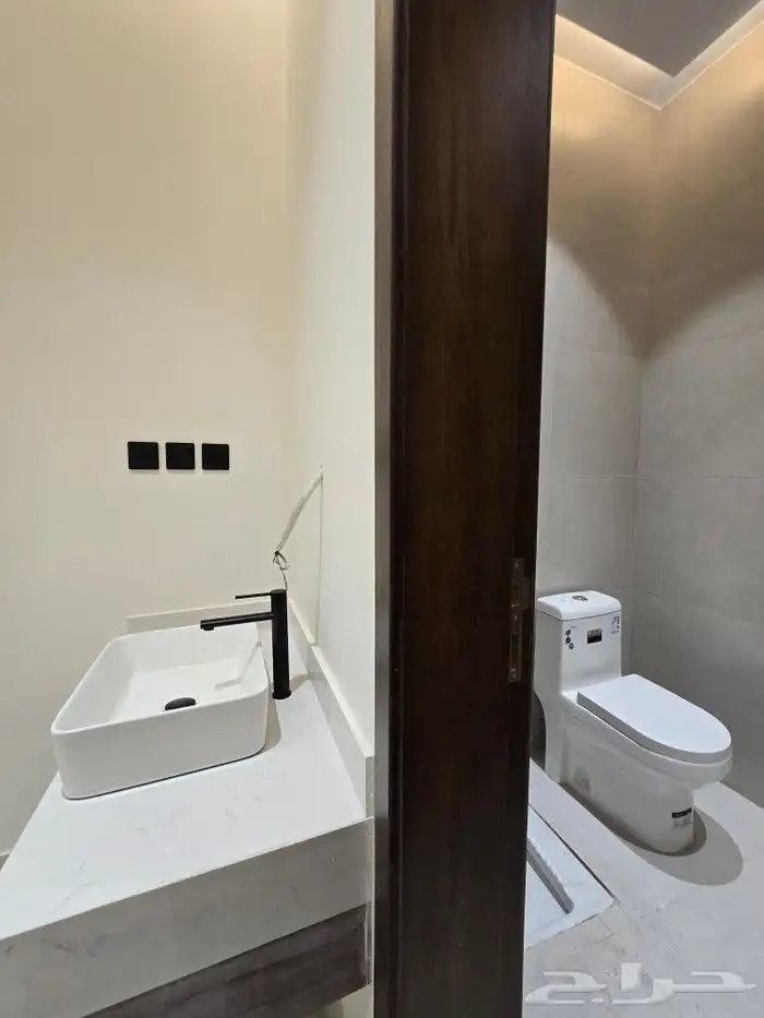 للبيع أدوار ارضيه 6غرفVIPحي حسام غرب الخميس وسط جميع الخدمات 18