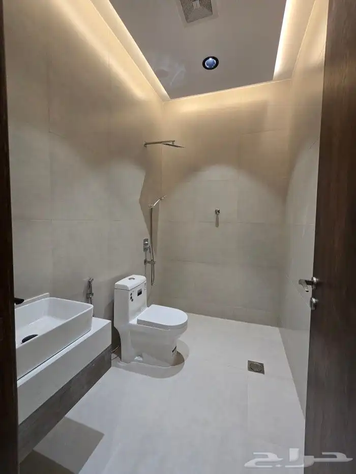 للبيع أدوار ارضيه 6غرفVIPحي حسام غرب الخميس وسط جميع الخدمات 22