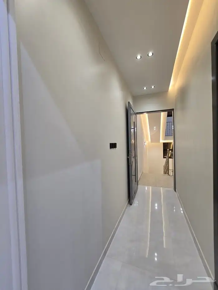 للبيع روف علوى مع ملحق حوش ومدخل سياره 9غرفVIPطريق الثمانين 14