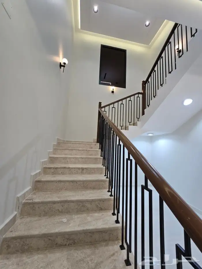 للبيع روف علوى مع ملحق مدخل مستقل 8غرف تشطيب VIP بأحد رفيده 20