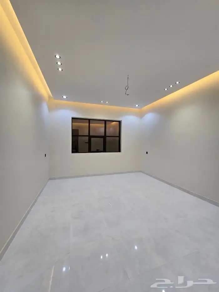 للبيع روف علوى مع ملحق حوش ومدخل سياره 9غرفVIPطريق الثمانين 17