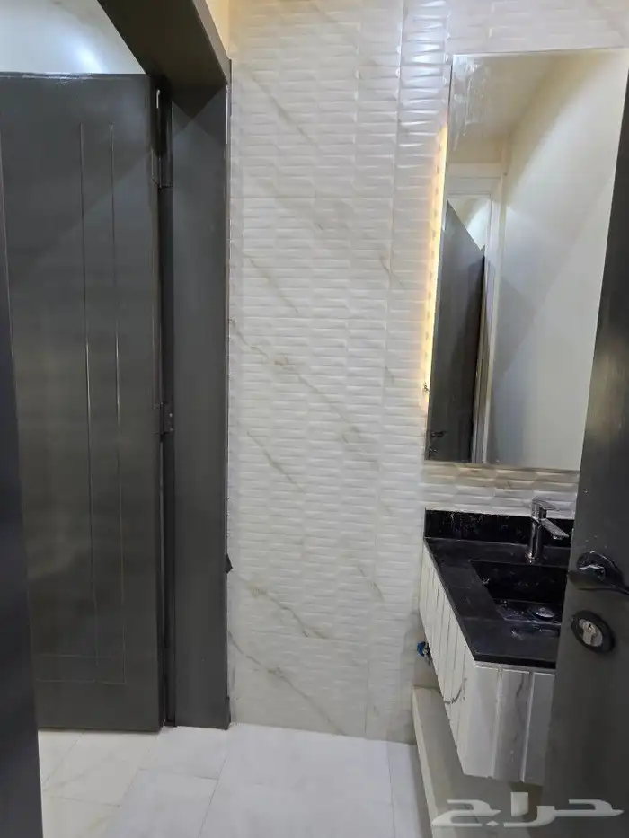 للبيع روف علوى مع ملحق حوش ومدخل سياره 9غرفVIPطريق الثمانين 36