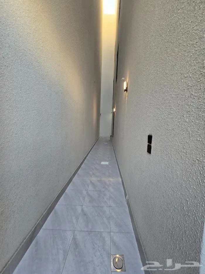 للبيع أدوار ارضيه 6غرفVIPحي حسام غرب الخميس وسط جميع الخدمات 6