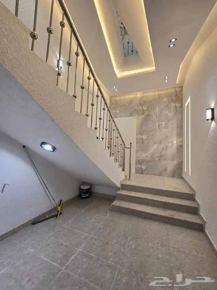 للبيع روف علوى مع ملحق حوش ومدخل سياره 9غرفVIPطريق الثمانين 4