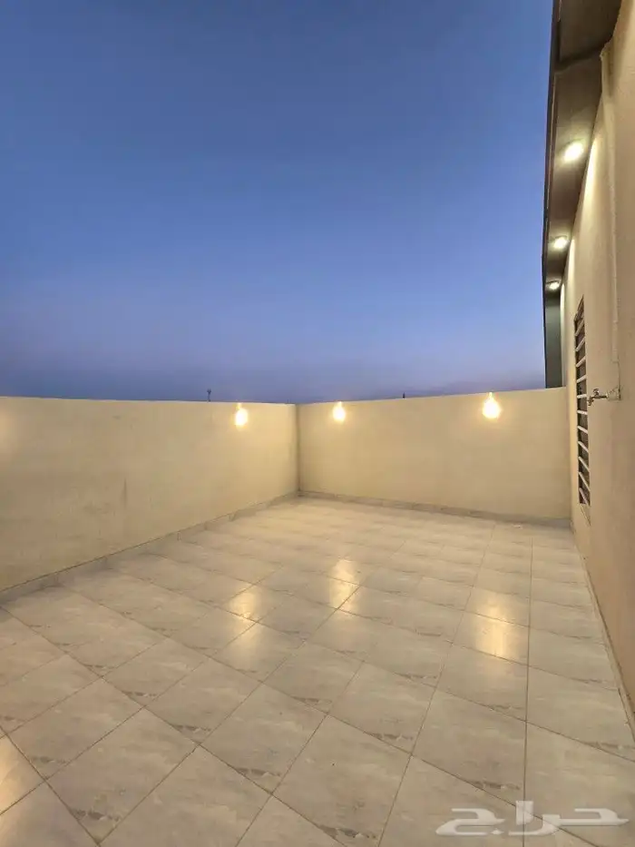 للبيع روف علوى مع ملحق حوش ومدخل سياره 9غرفVIPطريق الثمانين 40