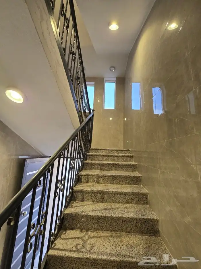 للبيع روف علوى مع ملحق مدخل مستقل ومصعدراكب650 ألف بأحدرفيده 7