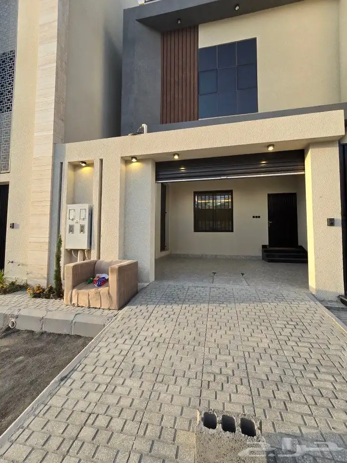 للبيع أدوار ارضيه 6غرفVIPحوش ومدخل سياره قرب مطارأبها 600ألف 3