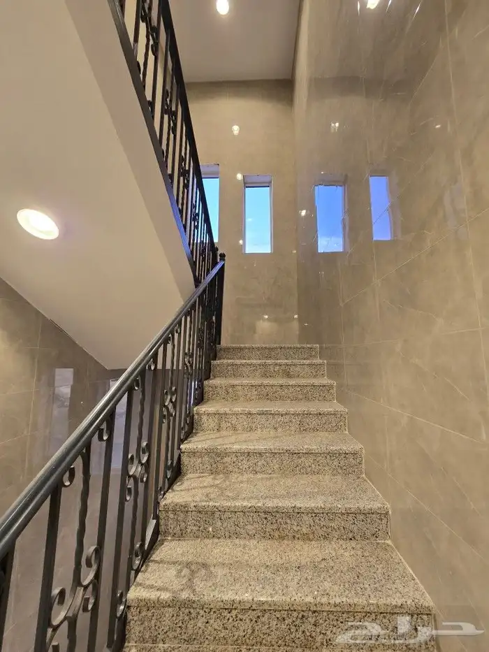 للبيع روف علوى مع ملحق مدخل مستقل ومصعدراكب650 ألف بأحدرفيده 22