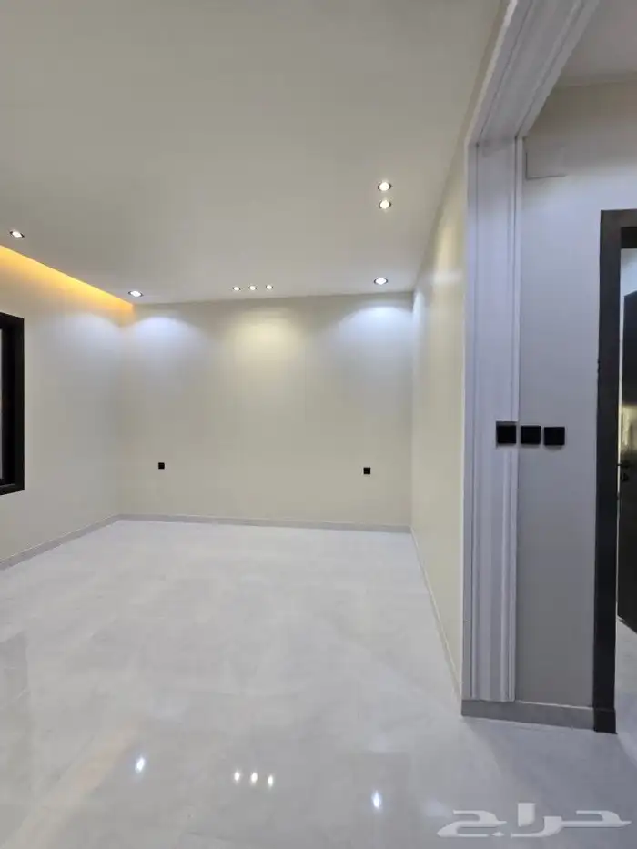 للبيع روف علوى مع ملحق حوش ومدخل سياره 9غرفVIPطريق الثمانين 33