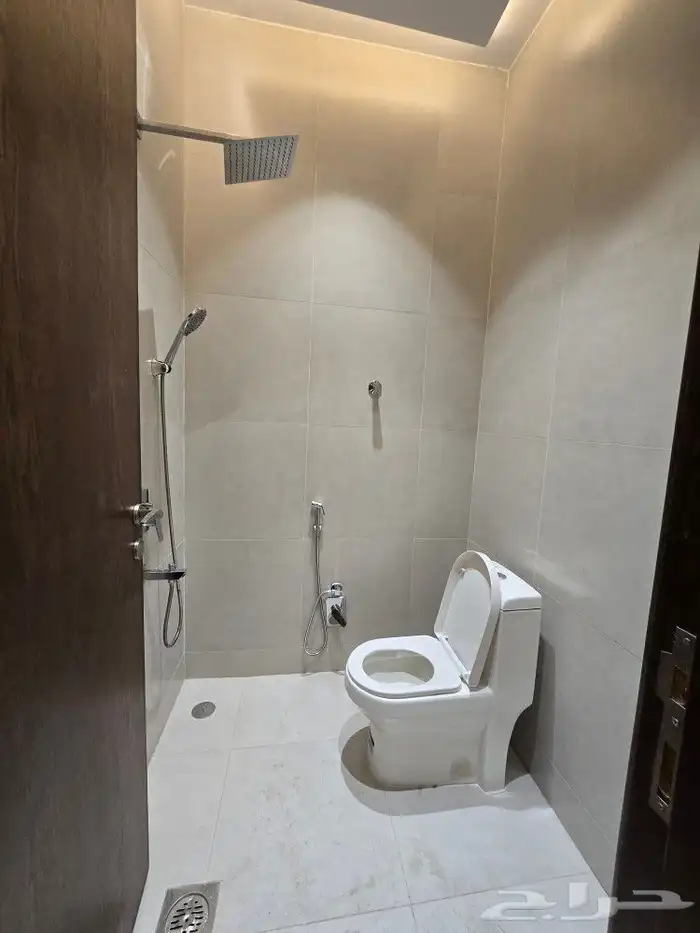 للبيع أدوار ارضيه 6غرفVIPحي حسام غرب الخميس وسط جميع الخدمات 9