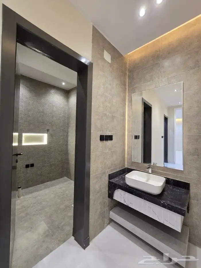 للبيع روف علوى مع ملحق حوش ومدخل سياره 9غرفVIPطريق الثمانين 38