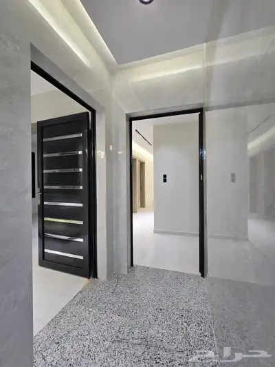 للبيع روف علوى مع ملحق مدخل مستقل 8غرف تشطيب VIP بأحد رفيده index