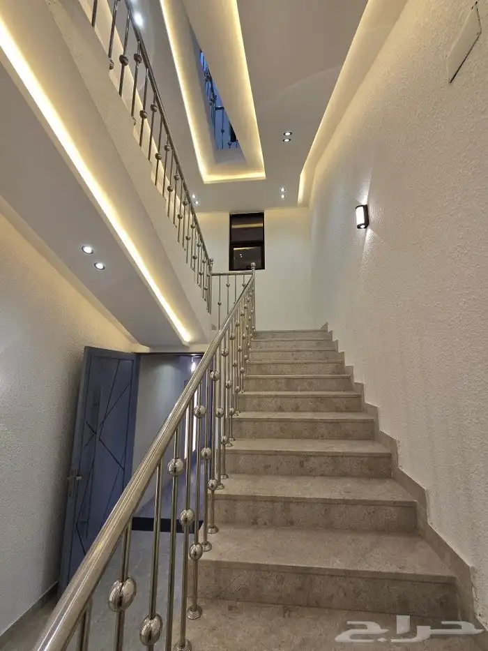 للبيع روف علوى مع ملحق حوش ومدخل سياره 9غرفVIPطريق الثمانين 5