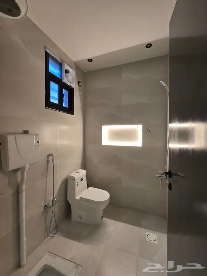 للبيع روف علوى مع ملحق حوش ومدخل سياره 9غرفVIPطريق الثمانين 9