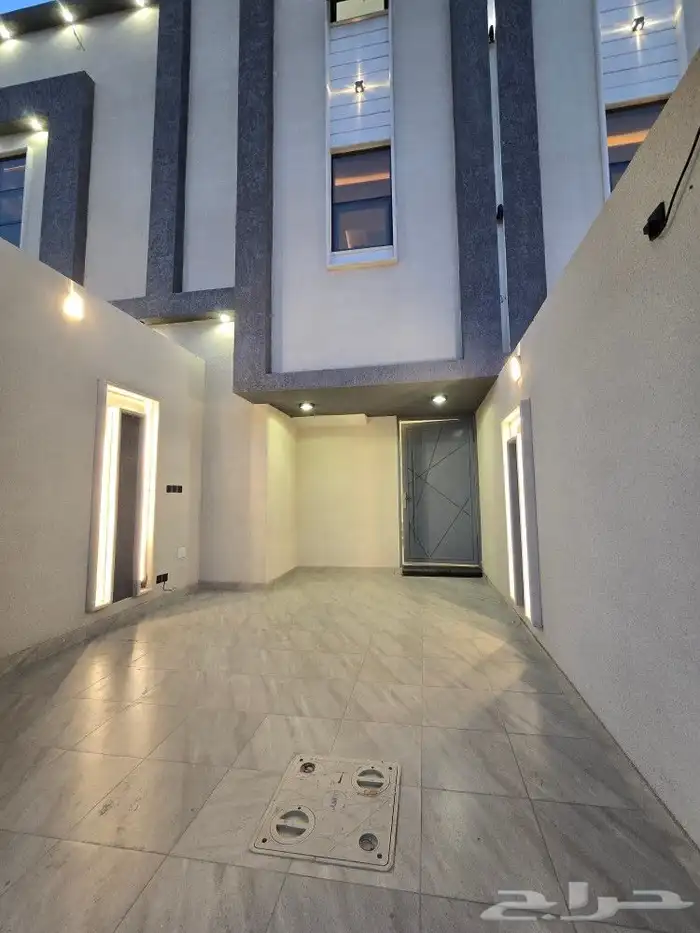 للبيع روف علوى مع ملحق حوش ومدخل سياره 9غرفVIPطريق الثمانين 3