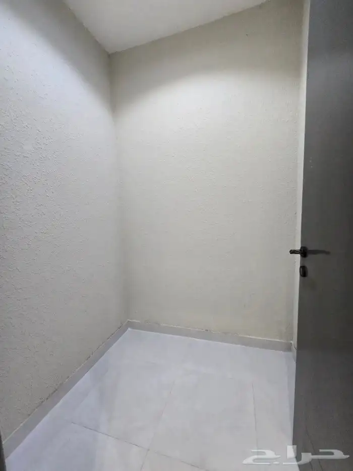 للبيع روف علوى مع ملحق حوش ومدخل سياره 9غرفVIPطريق الثمانين 15