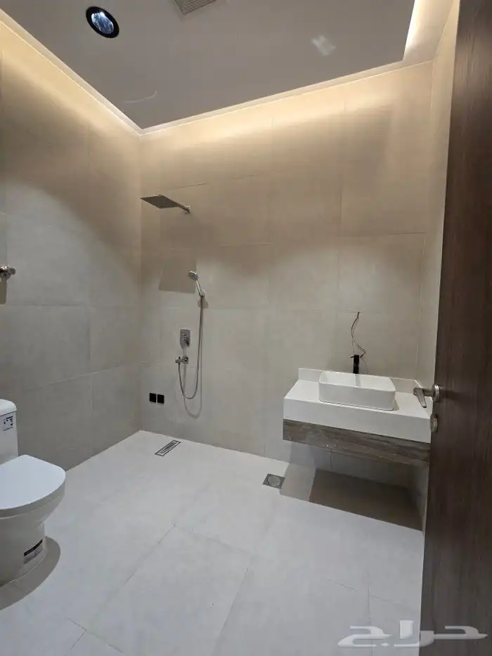 للبيع أدوار ارضيه 6غرفVIPحي حسام غرب الخميس وسط جميع الخدمات 24