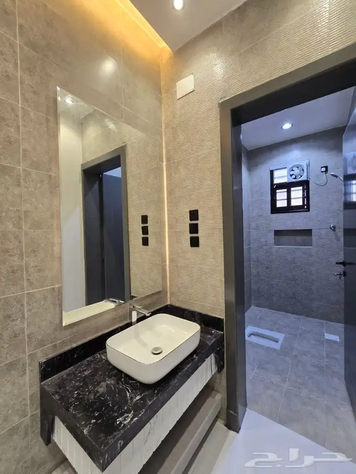 للبيع روف علوى مع ملحق حوش ومدخل سياره 9غرفVIPطريق الثمانين 20