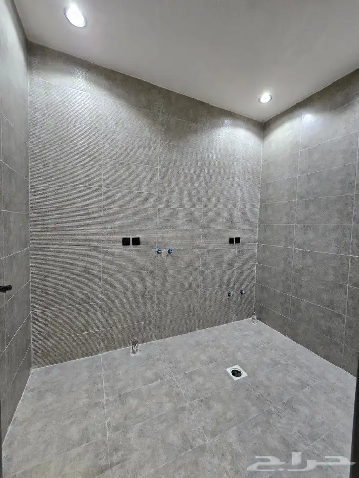 للبيع روف علوى مع ملحق حوش ومدخل سياره 9غرفVIPطريق الثمانين 31