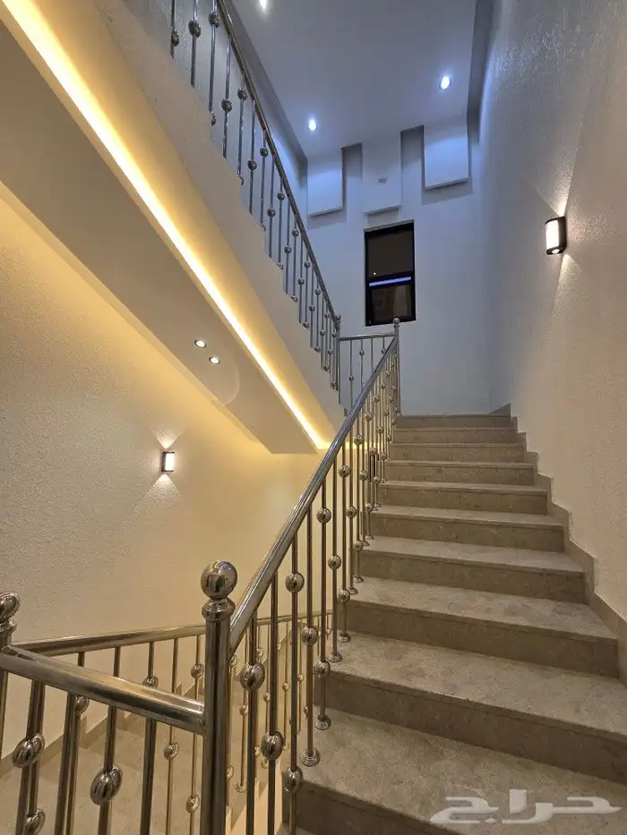 للبيع روف علوى مع ملحق حوش ومدخل سياره 9غرفVIPطريق الثمانين 25