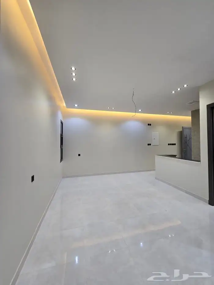 للبيع روف علوى مع ملحق حوش ومدخل سياره 9غرفVIPطريق الثمانين 30