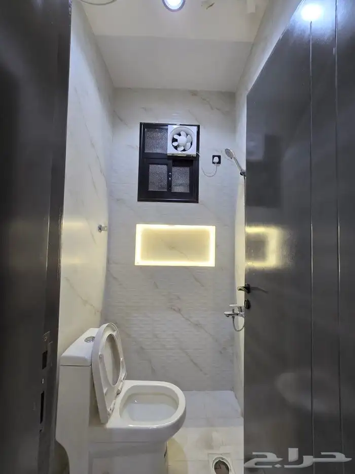 للبيع روف علوى مع ملحق حوش ومدخل سياره 9غرفVIPطريق الثمانين 35