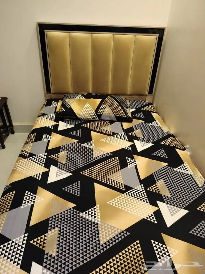 2 اسره نفر ونص مع مراتب ودولاب سحاب وطاولة تلفزيون 3