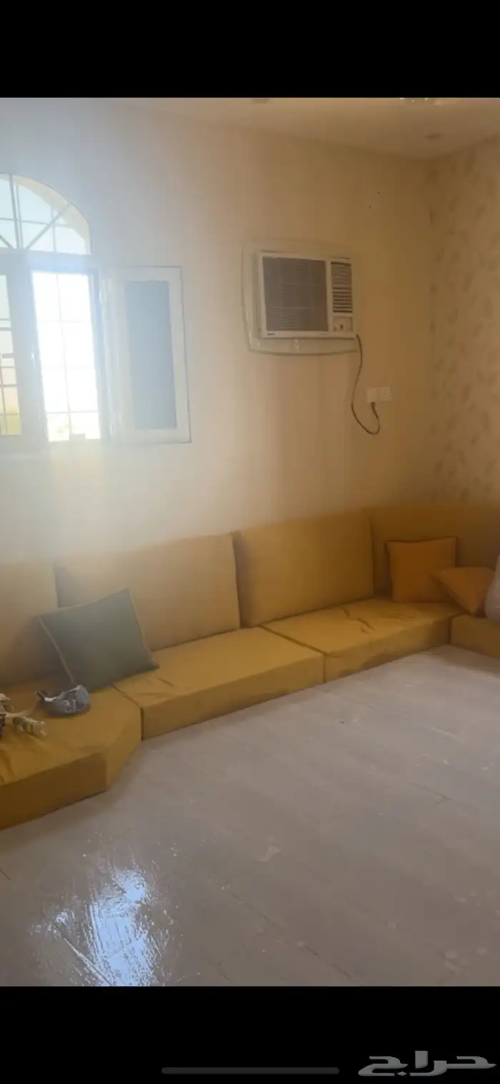 كنب ارضي مستخدم للبيع مقاسه كبير لغرفه 4في 4 0