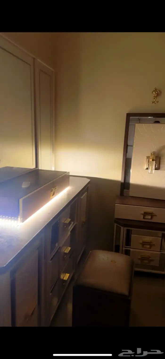 غرفه شبه جديده سبب البيع تغير البيت قيمة الشراء 9000 2