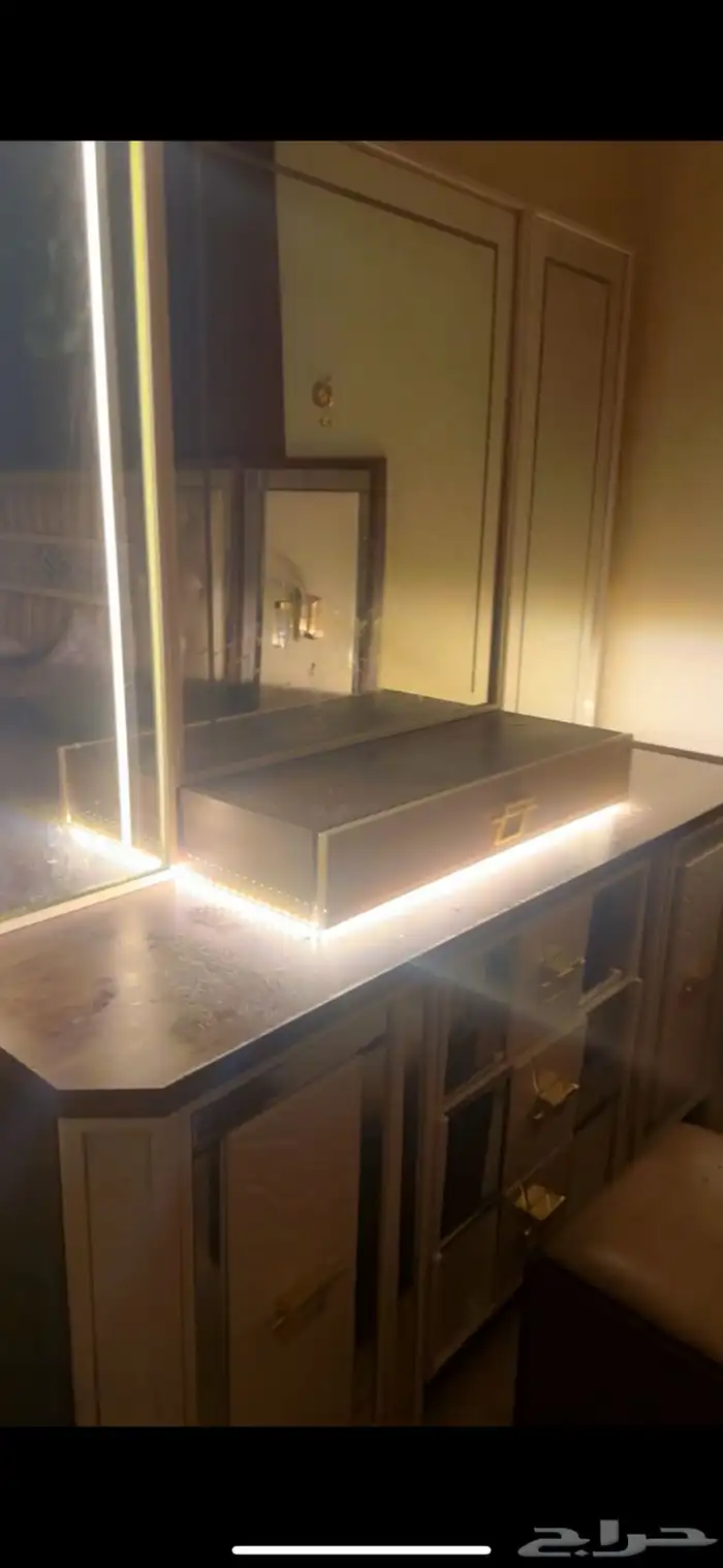 غرفه شبه جديده سبب البيع تغير البيت قيمة الشراء 9000 0