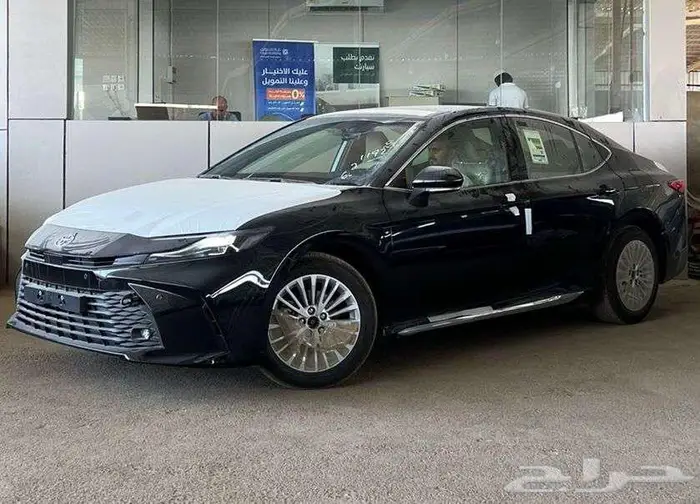 كامري LE بنزين خليجي 2025 جميع الالوان لدى الفريدي 1