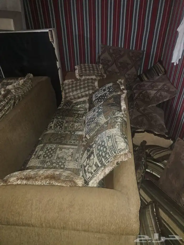 متاح 4 اطقم كنب للبيع حالتهم نظيفه جدا وكبار 0