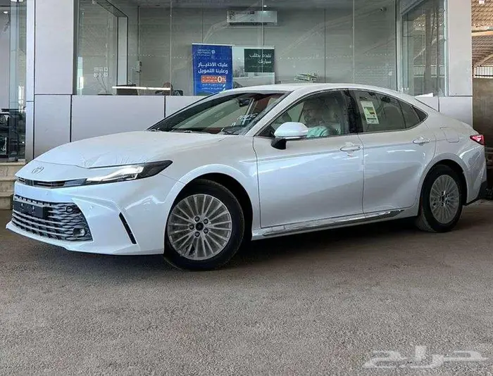 كامري LE بنزين خليجي 2025 جميع الالوان لدى الفريدي 0