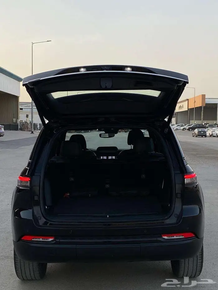 جيب جراند شيروكي لاتيتيود 2023 10