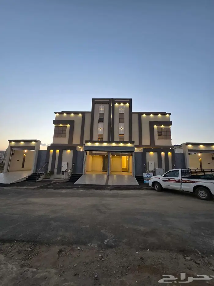 للبيع روف علوى مع ملحق حوش ومدخل سياره 9غرفVIPطريق الثمانين 1